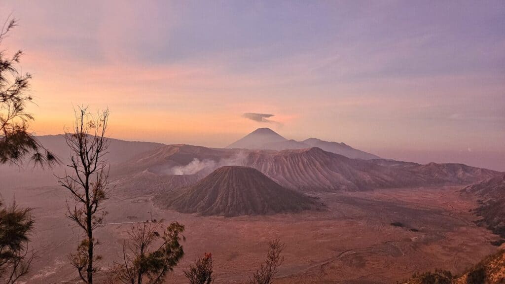 Photo d'un volcan eteint au levé du soleil prise itinea travel organistarice de voyage sur mesure travel planner
